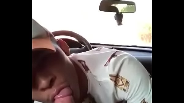 Novinho caprichando no boquete no carro