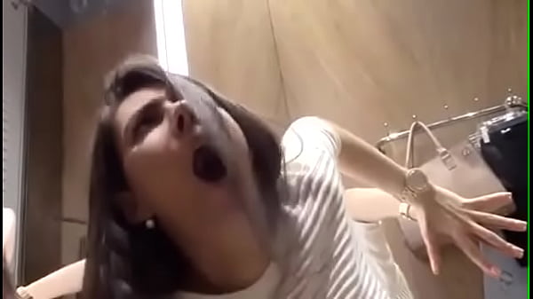 novinha perfeita usando vibrador no provador